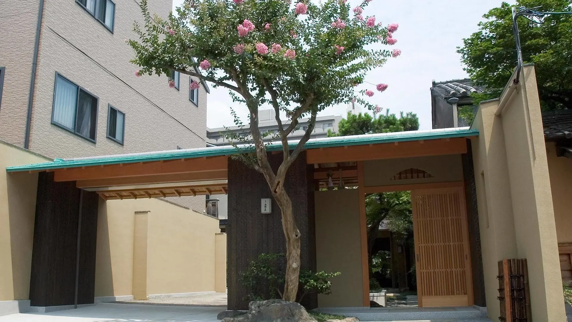 Hotel Yadoya Nishijinso Kyōto Japan